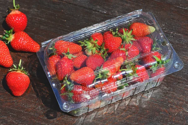 Frische Erdbeeren Auf Holztisch — Stockfoto