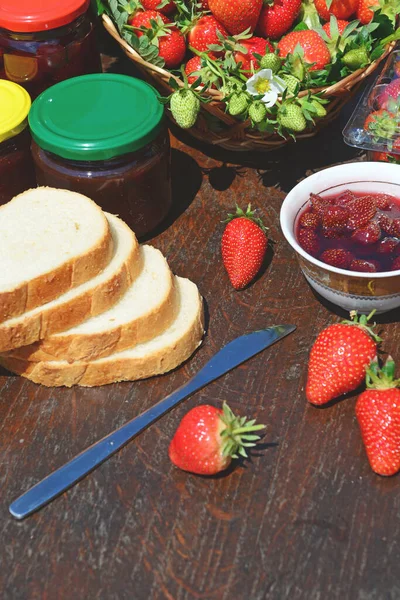 Erdbeermarmelade Und Frisches Brot — Stockfoto