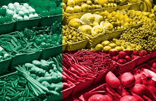 Разнообразие Свежих Фруктов Овощей Против Национального Флага Бенина — стоковое фото