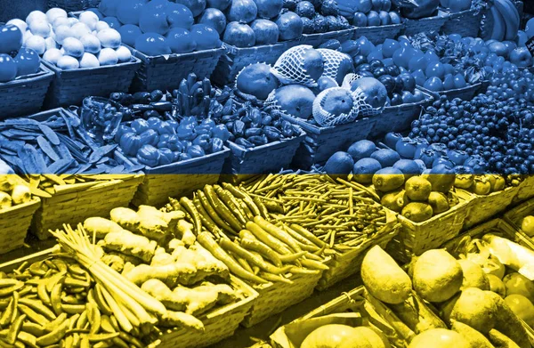 悬挂乌克兰国旗的新鲜水果和蔬菜品种 — 图库照片