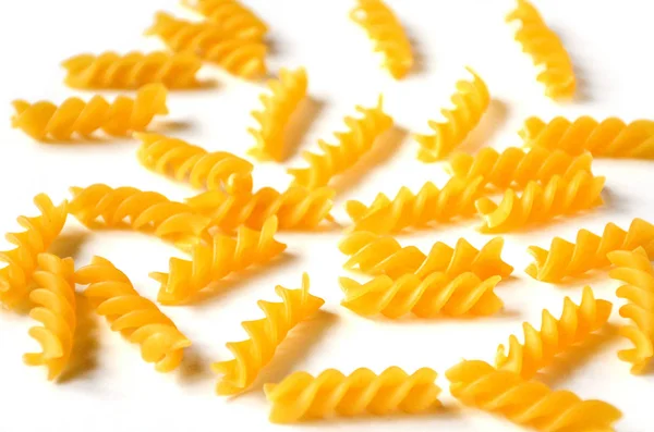 Gele Durum Pasta Een Witte Achtergrond Fusilli Swirl Pasta — Stockfoto