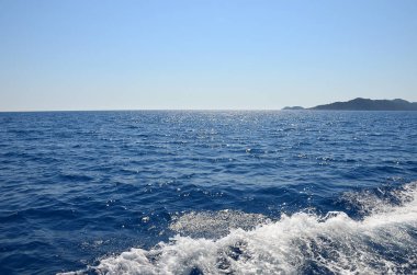 Mavi Akdeniz deniz parlayan. Yatlar görüntüleyin. Köpüklü dalgalar su