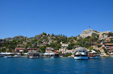 Türkiye'nin güney kıyısında şirin evler. Kekova Adası yakınında iskele için denizden görüntüleyin