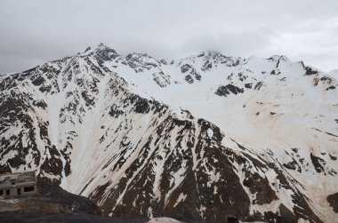 Kum fırtınasından sonra Elbruz Dağı. Kuzey Kafkasya, Rusya Federasyonu