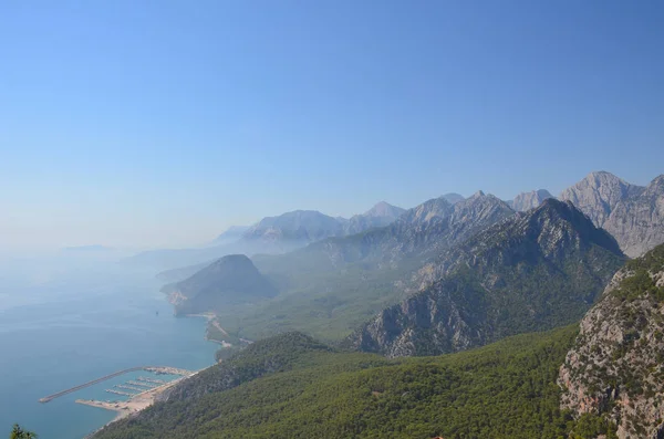 Güneşli bir günde hafif bir sis içinde Toros Dağları Panoraması. Sahil Akdeniz, Antalya, Türkiye