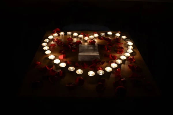 Candele Ardenti Forma Cuore Circondate Petali Rosa Rossa Buio Vista — Foto Stock