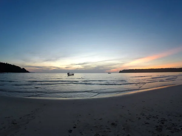 Perahu Laut Segera Setelah Matahari Terbenam Lihat Dari Pantai — Stok Foto