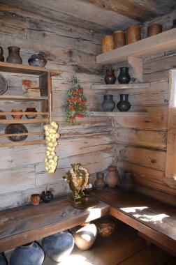 Ahşap bir ev yemekleri ve ürünleri ile köşede bir Rus köyünde güneşli bir günde