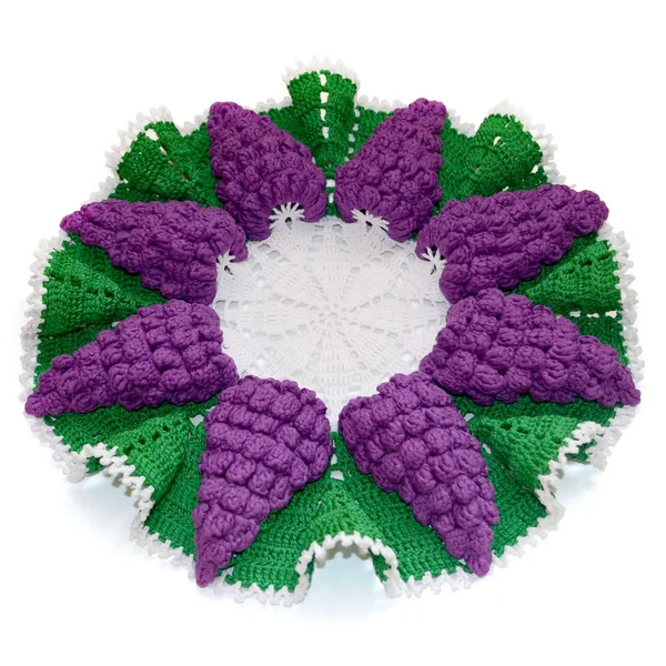 Geïsoleerd Gehaakte Doily Vorm Van Een Violet Druif Met Groene — Stockfoto