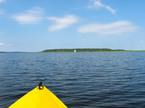 Kayak Amarillo Lago Está Navegando Hacia Isla Día Soleado Verano —  Fotos de Stock