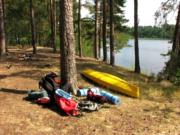 Turistické Vybavení Leží Slunci Lese Jezera Kajak Stan Batoh Záchranné — Stock fotografie