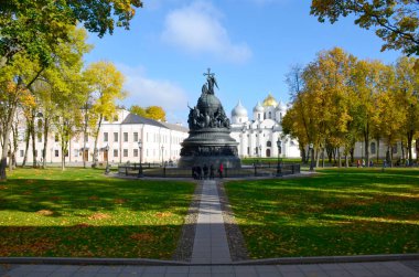 Anıt Millennium Rusya'nın St. Sophia Katedrali kentin Veliky Novgorod, Rusya'nın Kremlin bölge üzerinde bir arka plana dayanır. Güneşli bir sonbahar manzara. İnsanlar parkta yürüyüş.