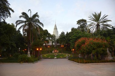 Wat Phnom Tapınağı ve Phnom Penh, Kamboçya'da akşam saat yeşil görünümü
