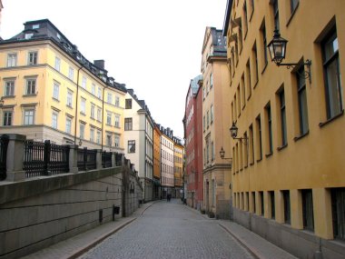 Issız yayalara Stokholm, İsveç'in eski bölümü. Renkli evler bağbozumu fener ile