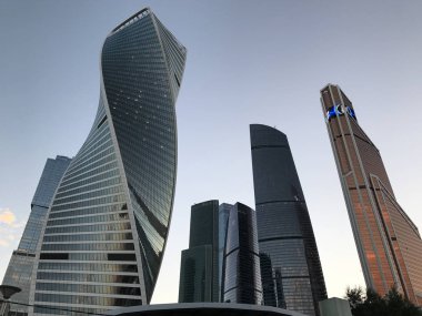 Moscow City - gökdelenler Moskova Uluslararası iş merkezi görünümünü. Alt görünümü