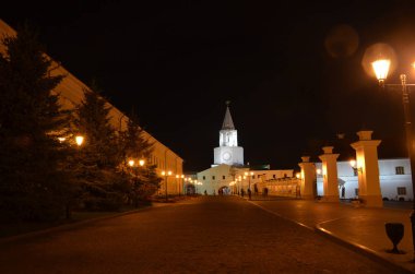 Kazan Kremlin iç bölgeden beyaz kule gece manzarası. Gece aydınlatma. Cumhuriyeti, Tataristan, Rusya Federasyonu