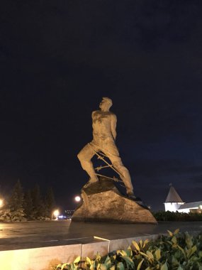 Kazan Kremlin gece gökyüzüne karşı yakınındaki Musa Jalil anıt. Cumhuriyeti, Tataristan, Rusya Federasyonu