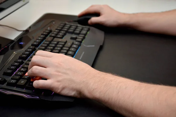 Close Male Hands Black Gaming Keyboard Neon Light Black Table — Stock Photo, Image