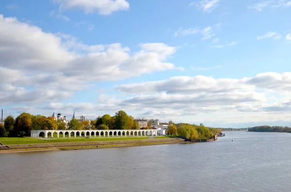 Pohled Řeku Volchov Město Řekou Staré Gostiny Dvor Arch Jaroslavl — Stock fotografie