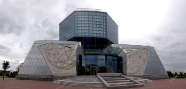 Minsk, Beyaz Rusya - 12 Haziran 2014: Milli Kütüphane Belarus, Minsk Modern binanın. Önden görünüm