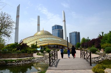 Argun, Rusya - 8 Mayıs 2018: Yüksek teknoloji Camii 'Annenin kalp' Argun, Çeçen Cumhuriyeti, Rusya. Aymani Kadyrova güneşli yaz günde adını Cami