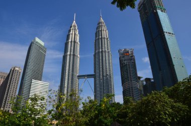 Kuala Lumpur, Malezya - 23 Nisan 2017: Petronas İkiz Kuleleri ve komşu binaların mavi gökyüzü Kuala Lumpur, Malezya gün görünümü.