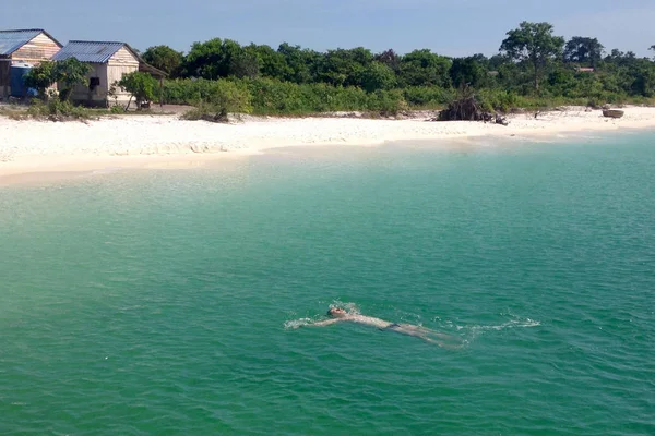 Jovem Caucasiano Nada Costas Direção Costa Mar Areia Branca Cabana — Fotografia de Stock