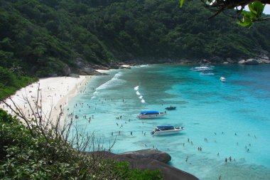 Donald Duck Similan Adaları, havadan görünümü koy. Bir sürü insan ve turistik tekne'nin mavi açık beyaz kum plaj koy. Üstten görünüm.