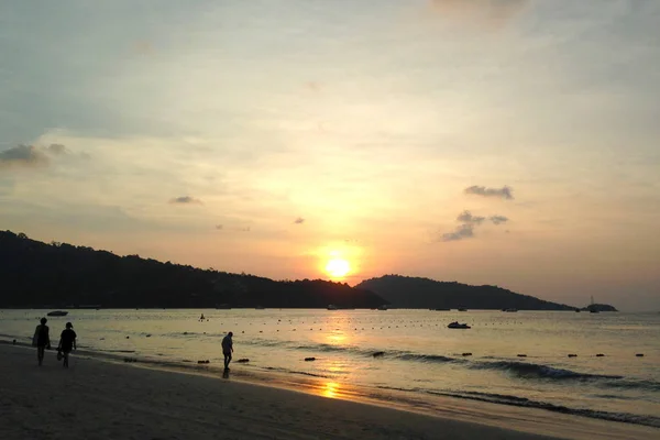 Ηλιοβασίλεμα Στην Παραλία Patong Που Αντανακλάται Στη Θάλασσα Φόντο Βουνά — Φωτογραφία Αρχείου