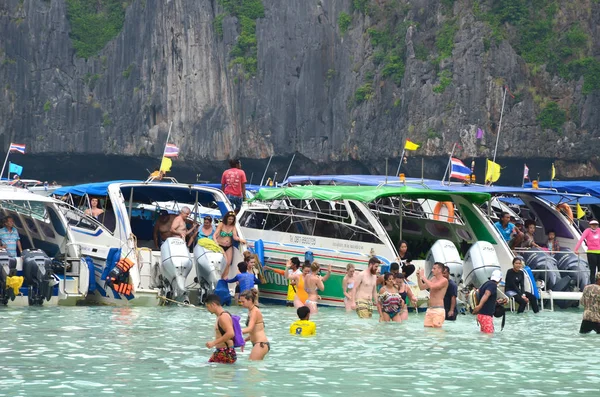 Maya Bay Tailândia Novembro 2017 Perto Turistas Barcos Turísticos Famosa — Fotografia de Stock