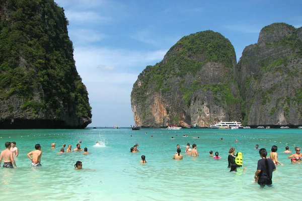 Maya Bay Thajsko Prosince 2013 Turisté Lodě Slavné Pláži Zátoce — Stock fotografie