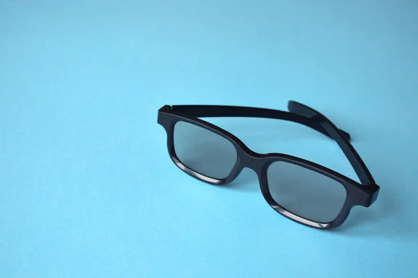 Czarne Plastikowe Okulary Niebieskim Tle Okulary Przeciwsłoneczne Okulary Kina — Zdjęcie stockowe