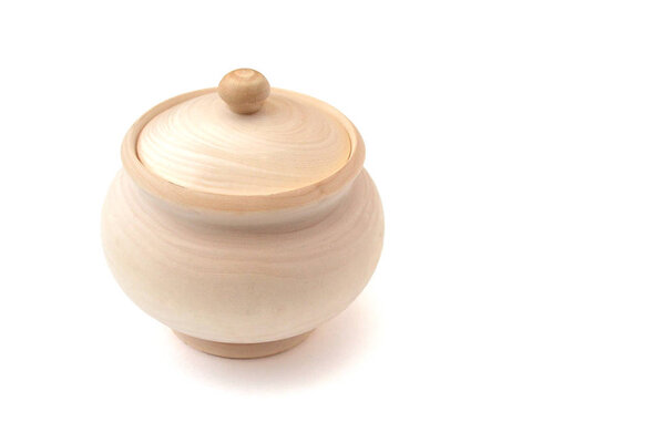 Изолированная светлая деревянная сахарная чаша с крышкой на белом фоне. Деревянная неокрашенная бочка для творчества
