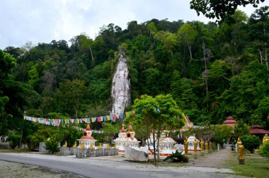 Wat Koh Wanararm, Langkawi Adası, Malezya. Şanslı tapınak taş taş oyma bir Buda ile. Asya kültürü ve Mimarlık, deconrations, renkli bayrakları ve Altın Buda çok