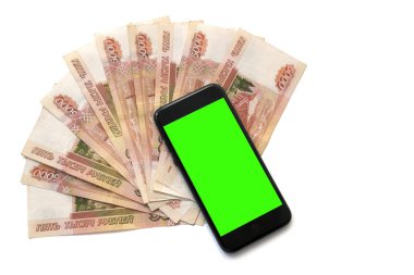 Beş bin Rus ruble yelpaze şeklinde bir demet izole smartphone. Zenginlik, başarı, modern teknoloji, Internet üzerinden kazanç kavramı. Yeşil ekran ile siyah cep telefonu