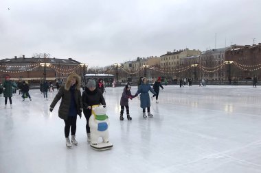 Saint Petersburg, Rusya Federasyonu - 10 Şubat 2019: açık buz pateni pisti üzerinde yapay ada New Holland üzerinde paten insanlar, zevk, Aktif istirahat meşgul ve aile ve çocukları ile vakit geçirmek