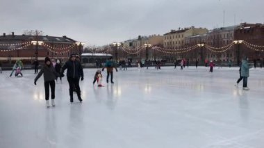 St. Petersburg, Rusya Federasyonu - 10 Şubat 2019: neşeli müzik açık buz pateni pisti üzerinde yapay ada New Holland üzerinde paten insanlar, zevk, Aktif istirahat meşgul ve aile ve çocukları ile vakit geçirmek