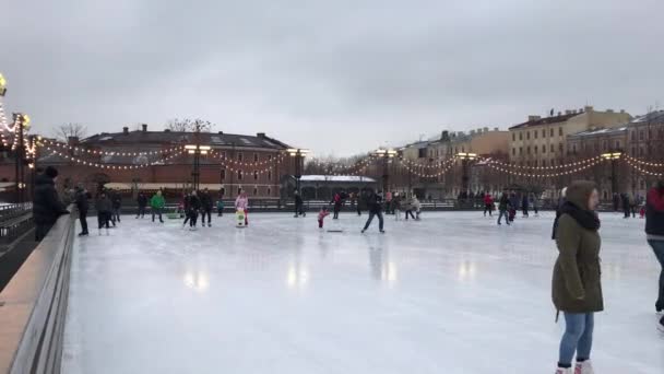 Petersburg Rusland Februari 2019 Mensen Schaatsen Open Ijsbaan Kunstmatige Eiland — Stockvideo