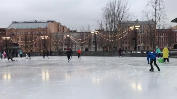 Saint Pétersbourg Russie Février 2019 Les Gens Patinent Sur Une — Video