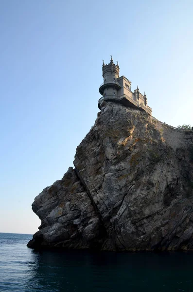位于乌克兰克里米亚雅尔塔的燕窝城堡 在黑海上有裂缝的悬崖上的建筑纪念碑 垂直照片 — 图库照片