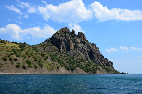 在克里米亚Koktebel村附近的黑海上空 Kara Dag山塔楼 灭绝的火山 从海上看 — 图库照片