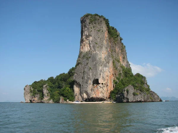 Eine Insel im andamanischen Meer. Blick auf die Insel vom Meer aus — Stockfoto