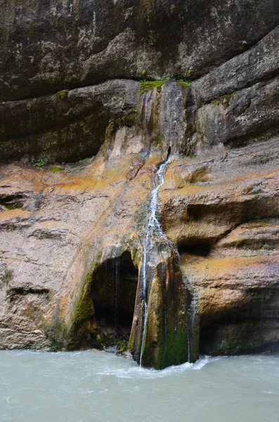 Wodospad przepływa cienkim strumieniem o kamień i spada int — Zdjęcie stockowe