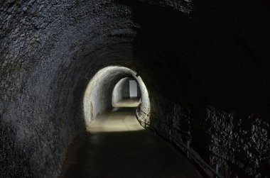 Buz mağarada dış kapıya giden bir tünel 