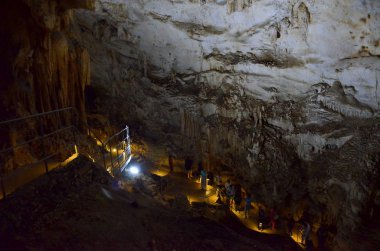 Bir azalan ile dev hall merdiven, hangi turist g ışıklı