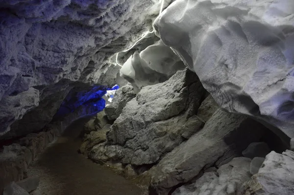 Oświetlony fragment w lodowej jaskini w Kungur, Rosja — Zdjęcie stockowe