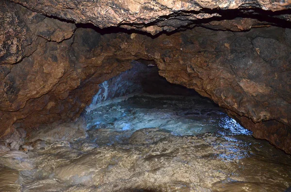 Podziemna rzeka w czerwonym Jaskinia Kizil-Koba — Zdjęcie stockowe