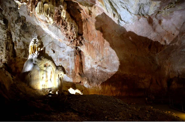 Olbrzym sali stalaktyty i stalagmity i cień — Zdjęcie stockowe