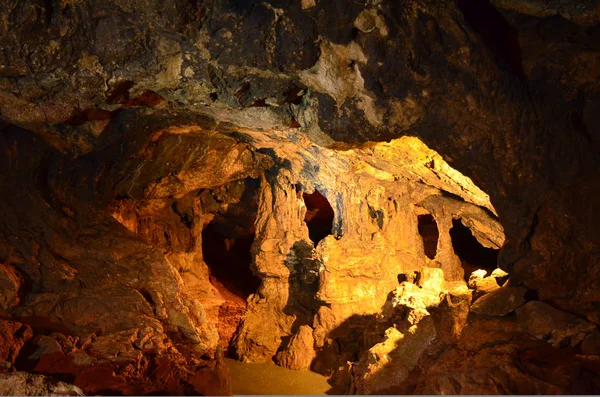 Freakish przyrosty i stalagnaty w czerwonym Jaskinia Kizil-Koba — Zdjęcie stockowe