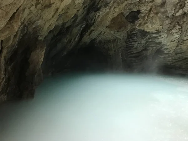 Proval jeziora krasowe siarkowodoru w jaskini, Pyatigors — Zdjęcie stockowe